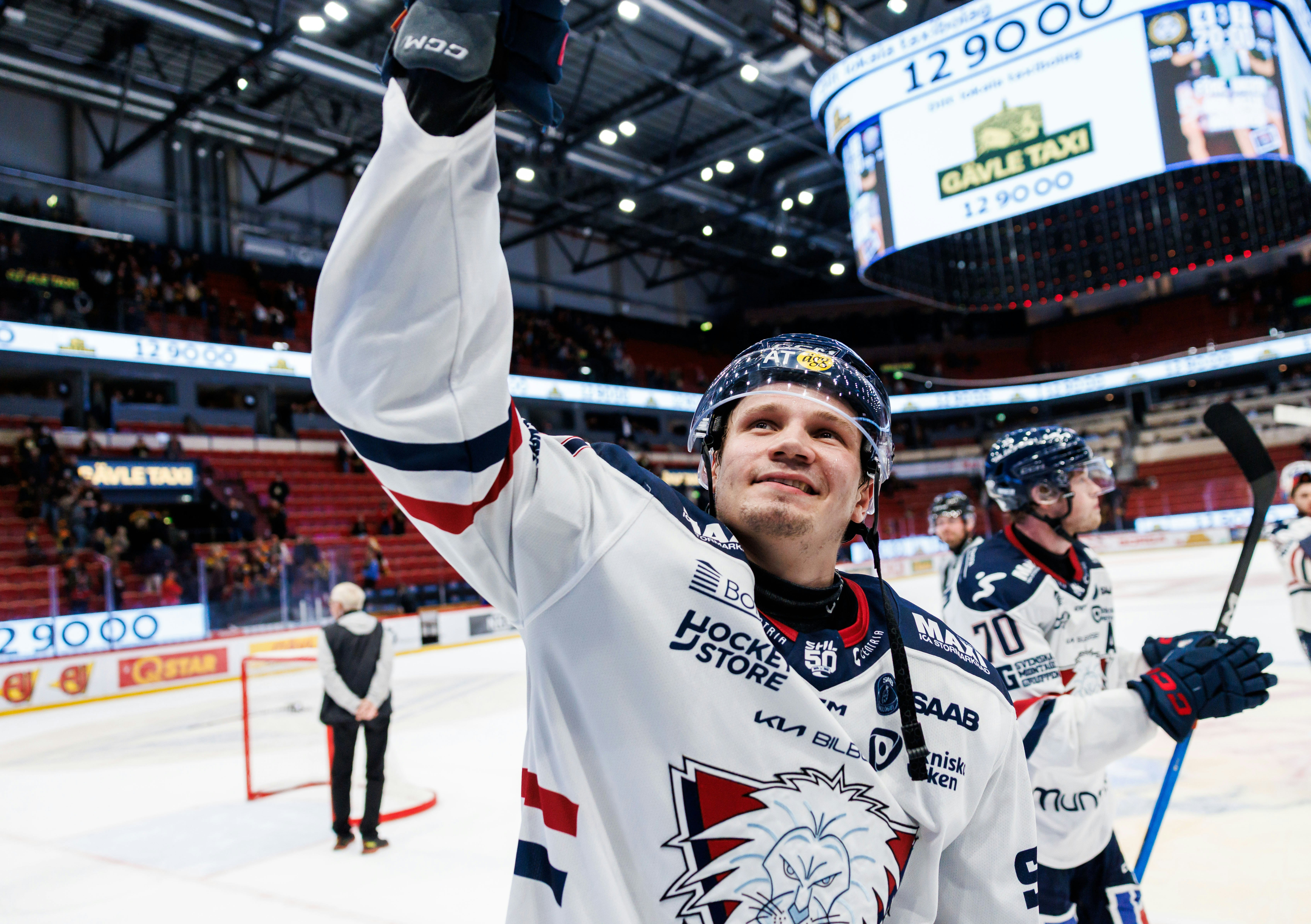 251011 Linköpings Eskild Bakke Olsen jublar efter ishockeymatchen i SHL mellan Brynäs och Linköping den 11 oktober 2025 i Gävle. 
Foto: Tobias Sterner / BILDBYRÅN / COP 254 / TS0399
ishockey ice hockey shl svenska hockeyligan swedish hockey league brynäs linköping jubel